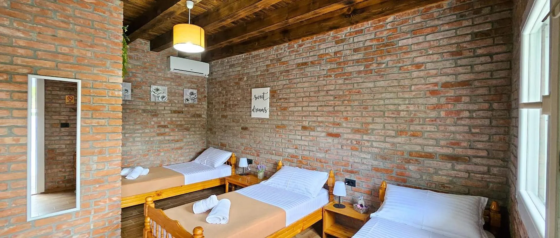 Borealis Guest House Koman