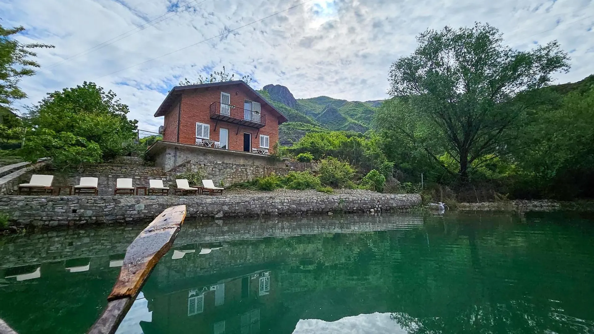 Borealis Guest House Koman 0*,  Albania