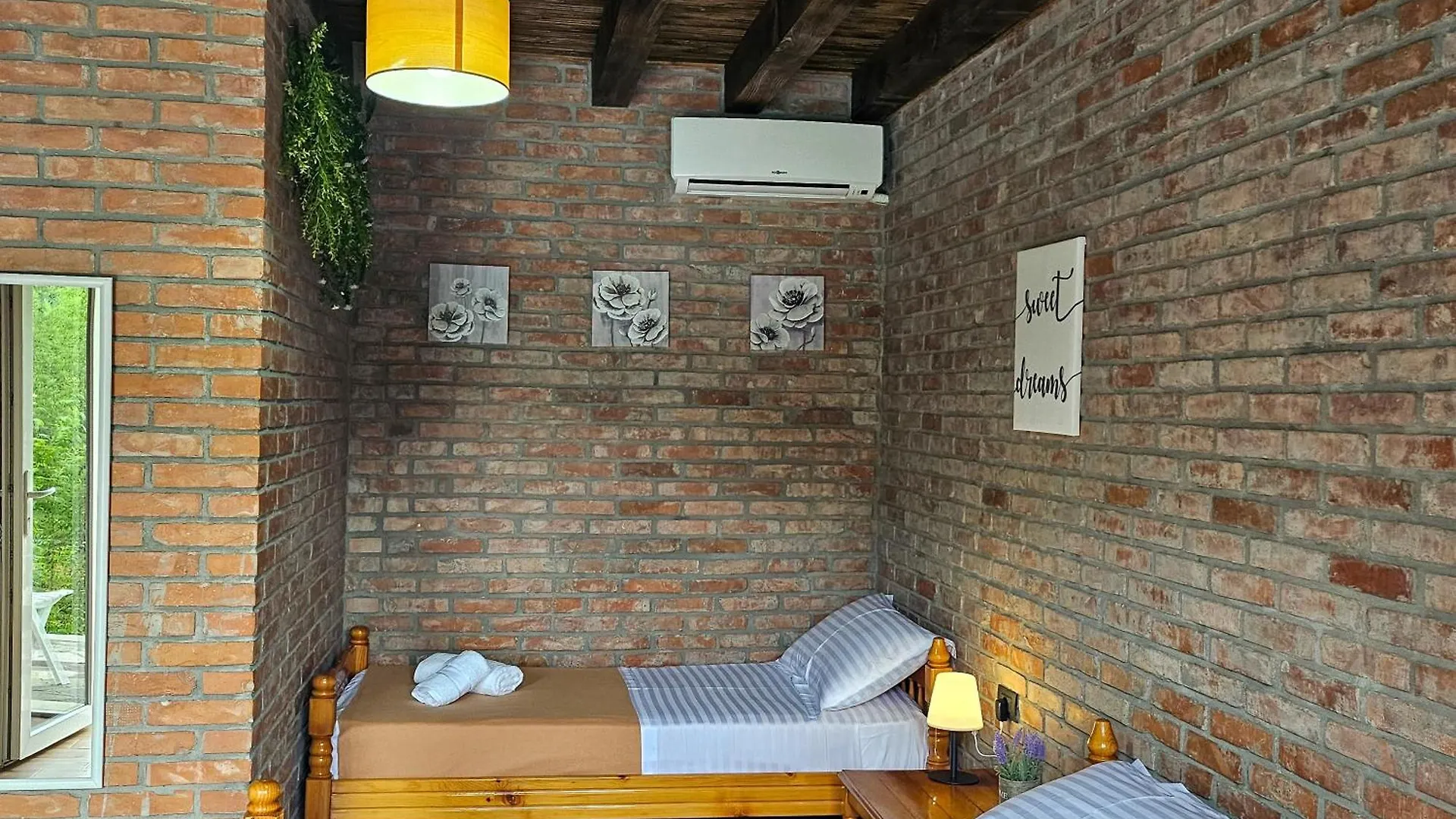 Borealis Guest House Koman