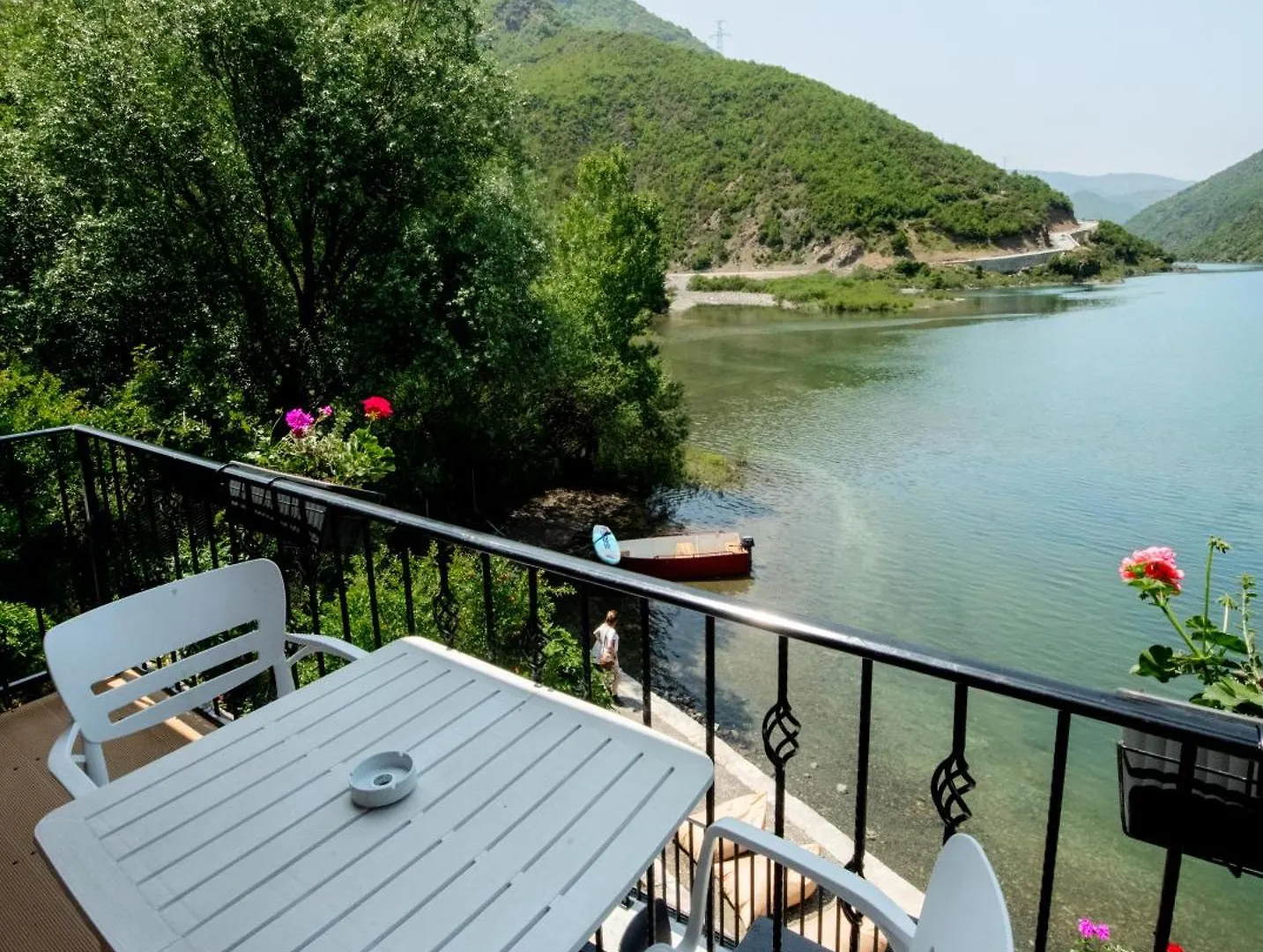 Borealis Guest House Koman