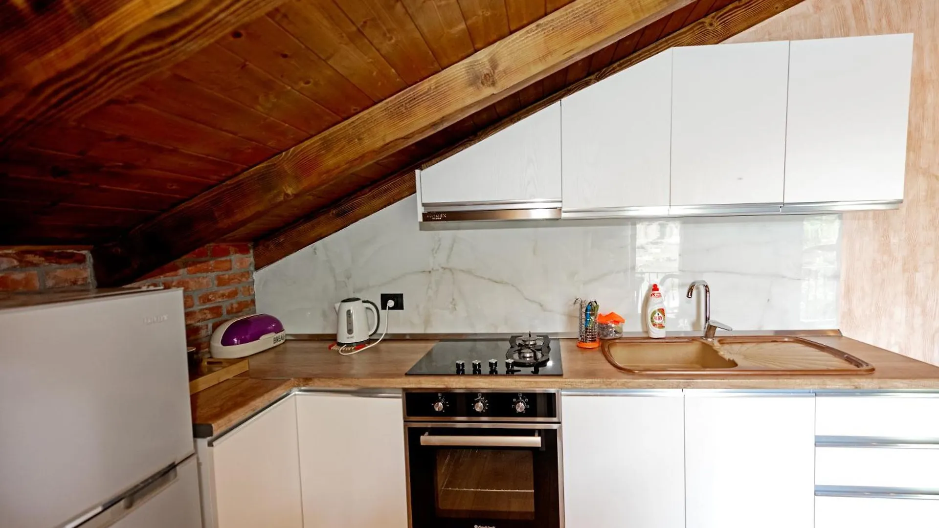 Borealis Guest House Koman