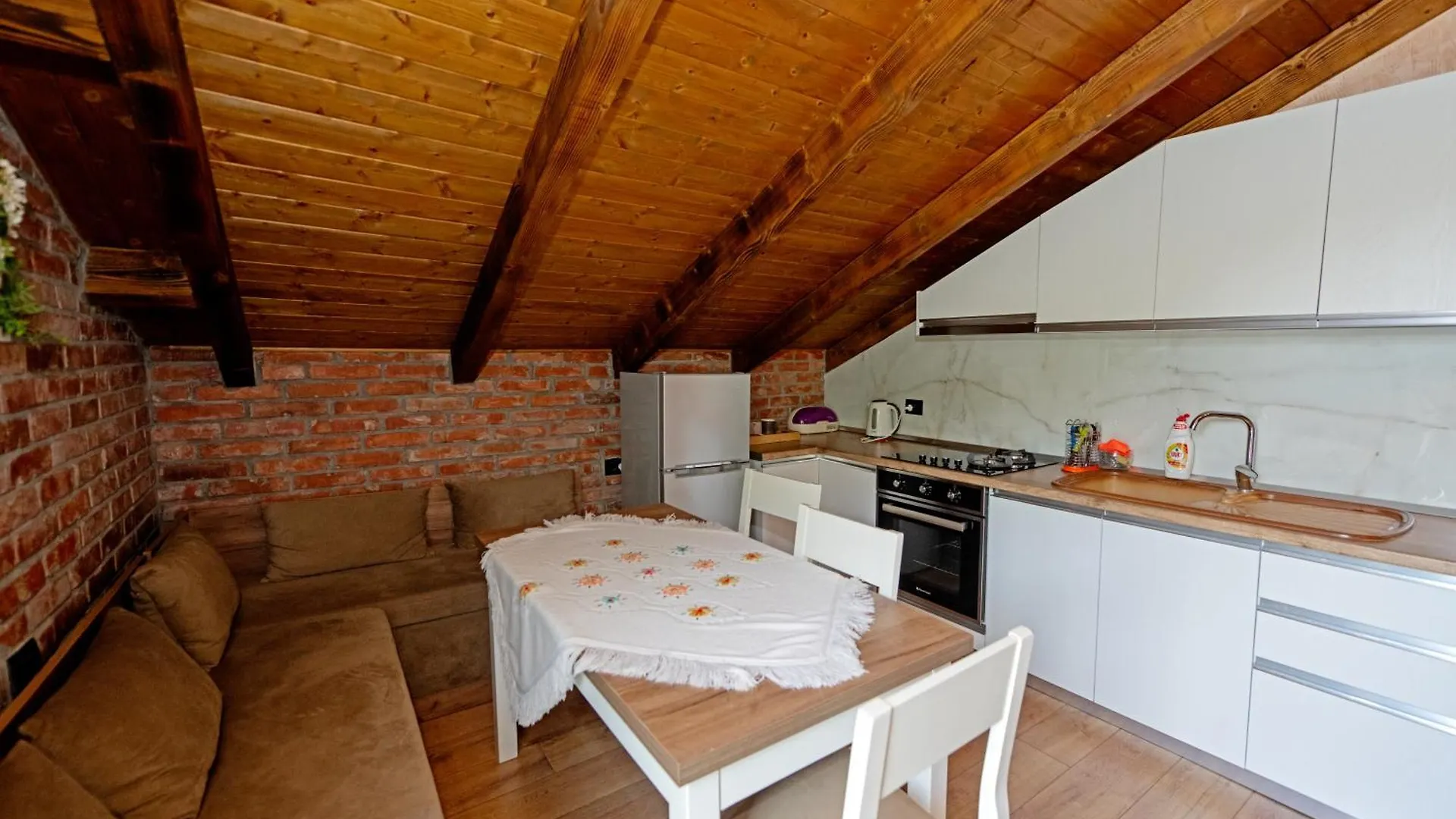 Borealis Guest House Koman