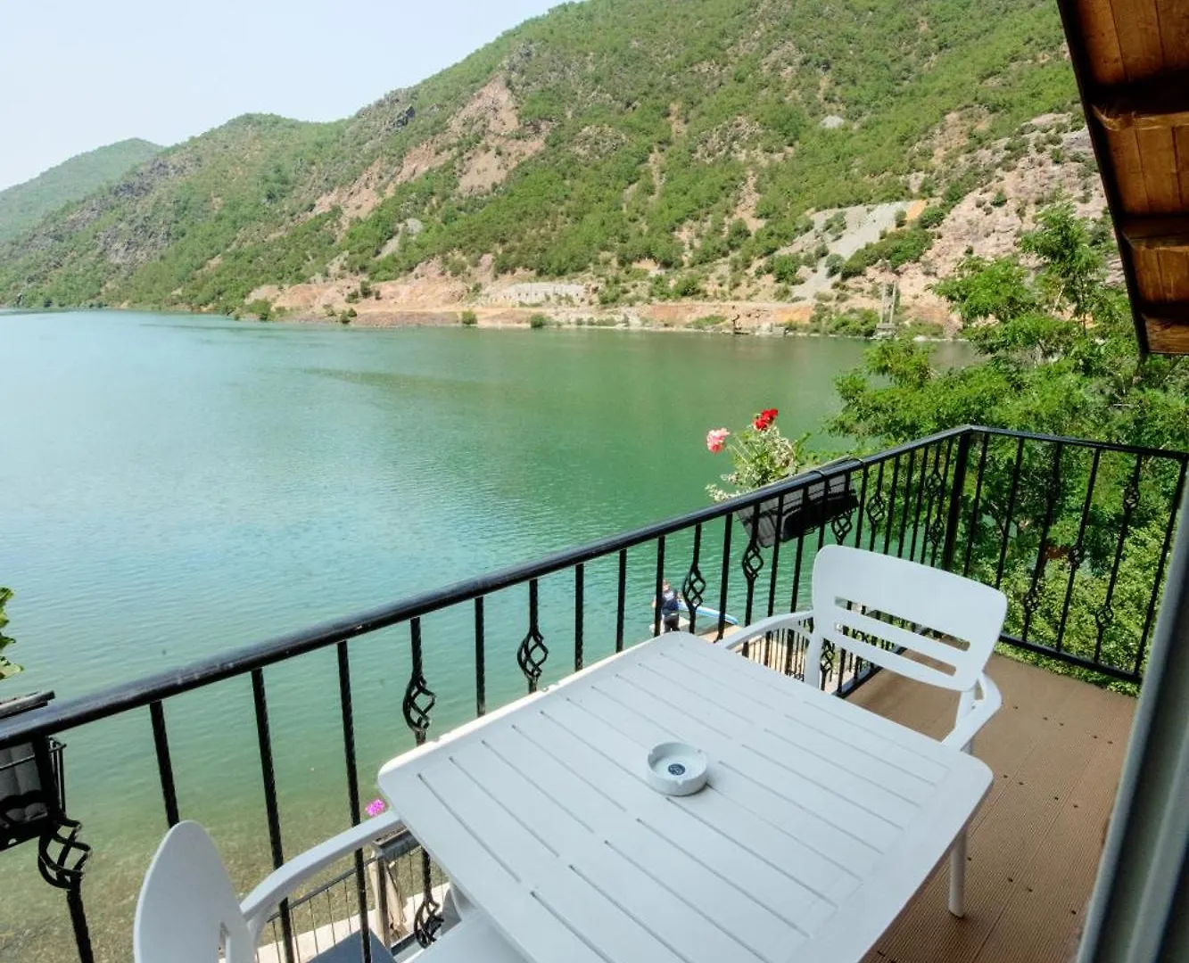 Borealis Guest House Koman Albania