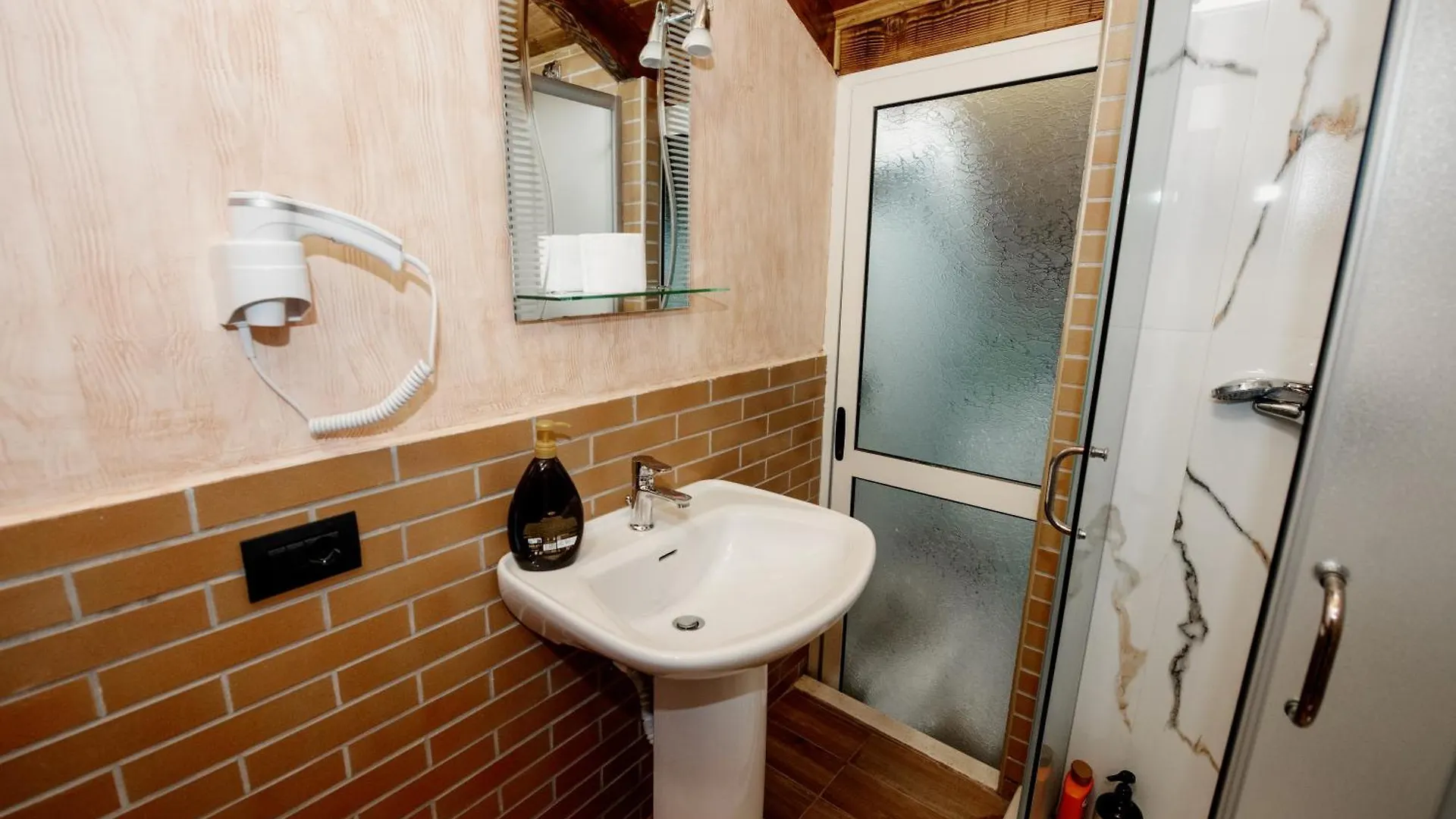 Borealis Guest House Koman Albania