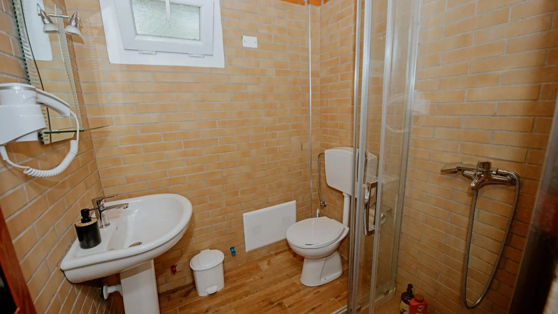 Borealis Guest House Koman