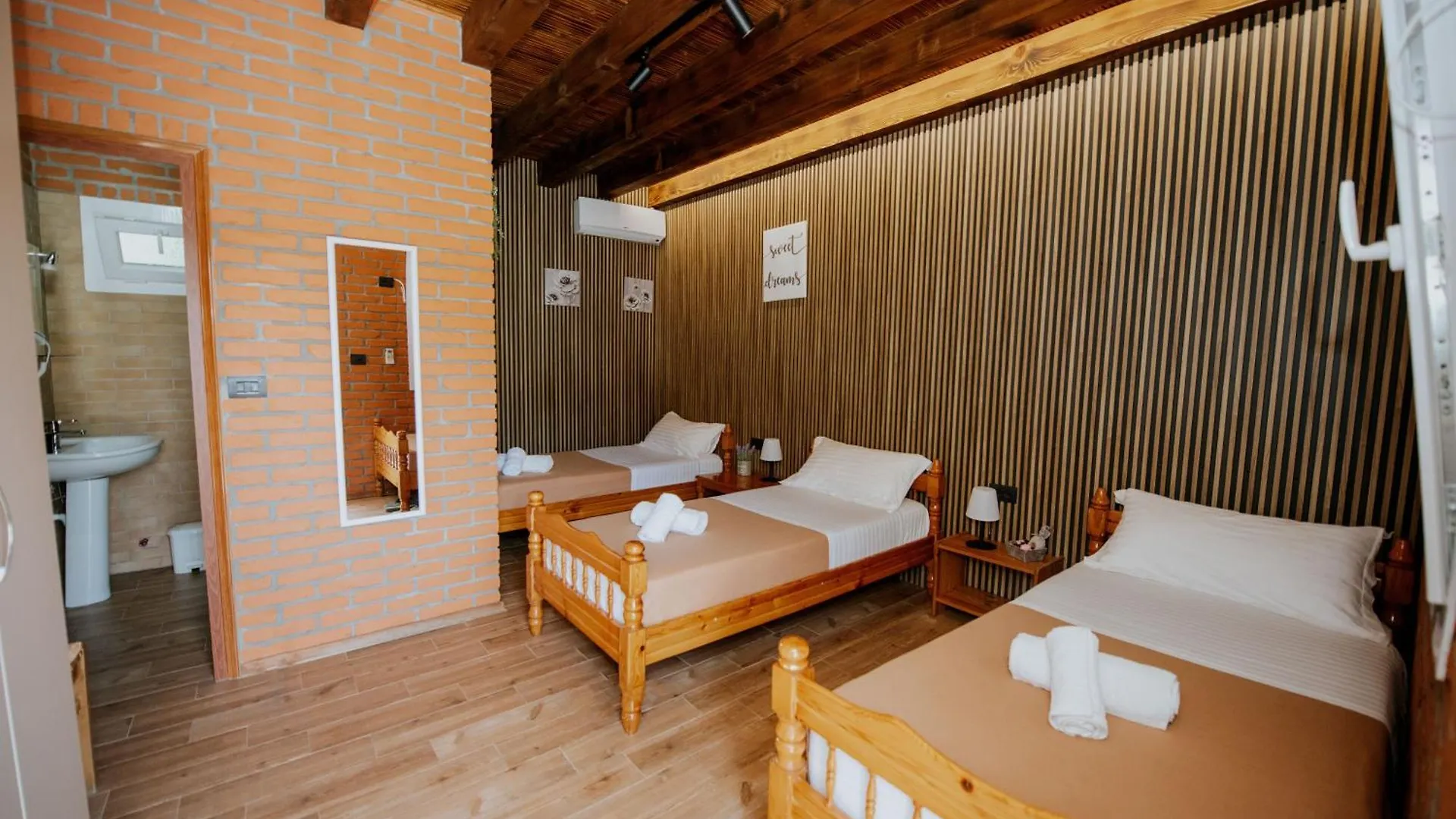 Borealis Guest House Koman