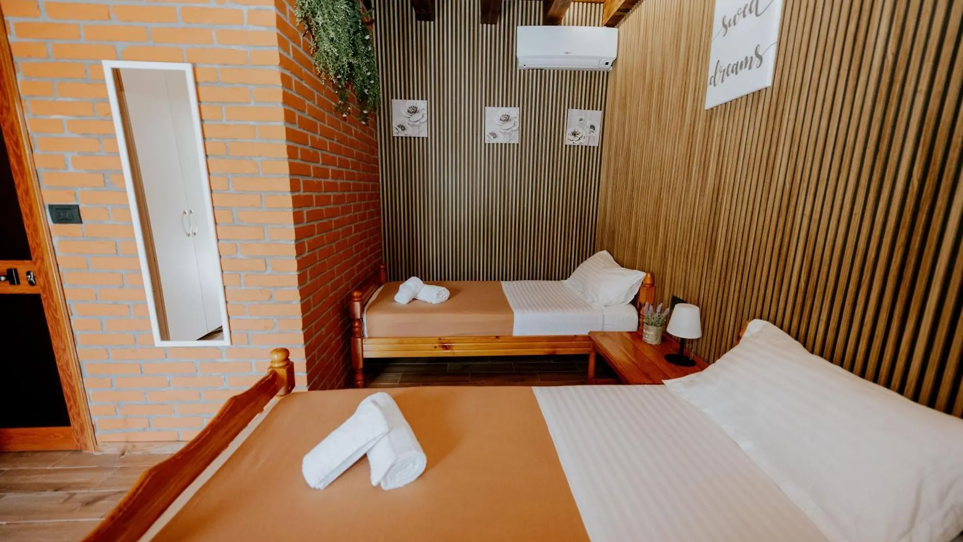 Borealis Guest House Koman