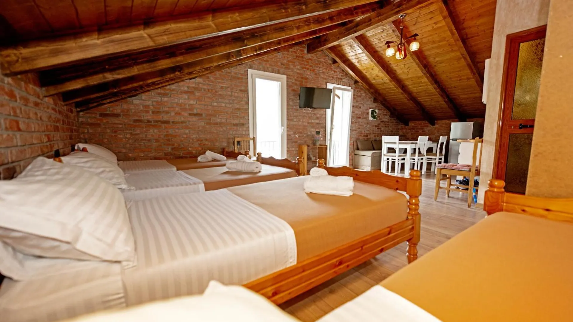 Borealis Guest House Koman Albania