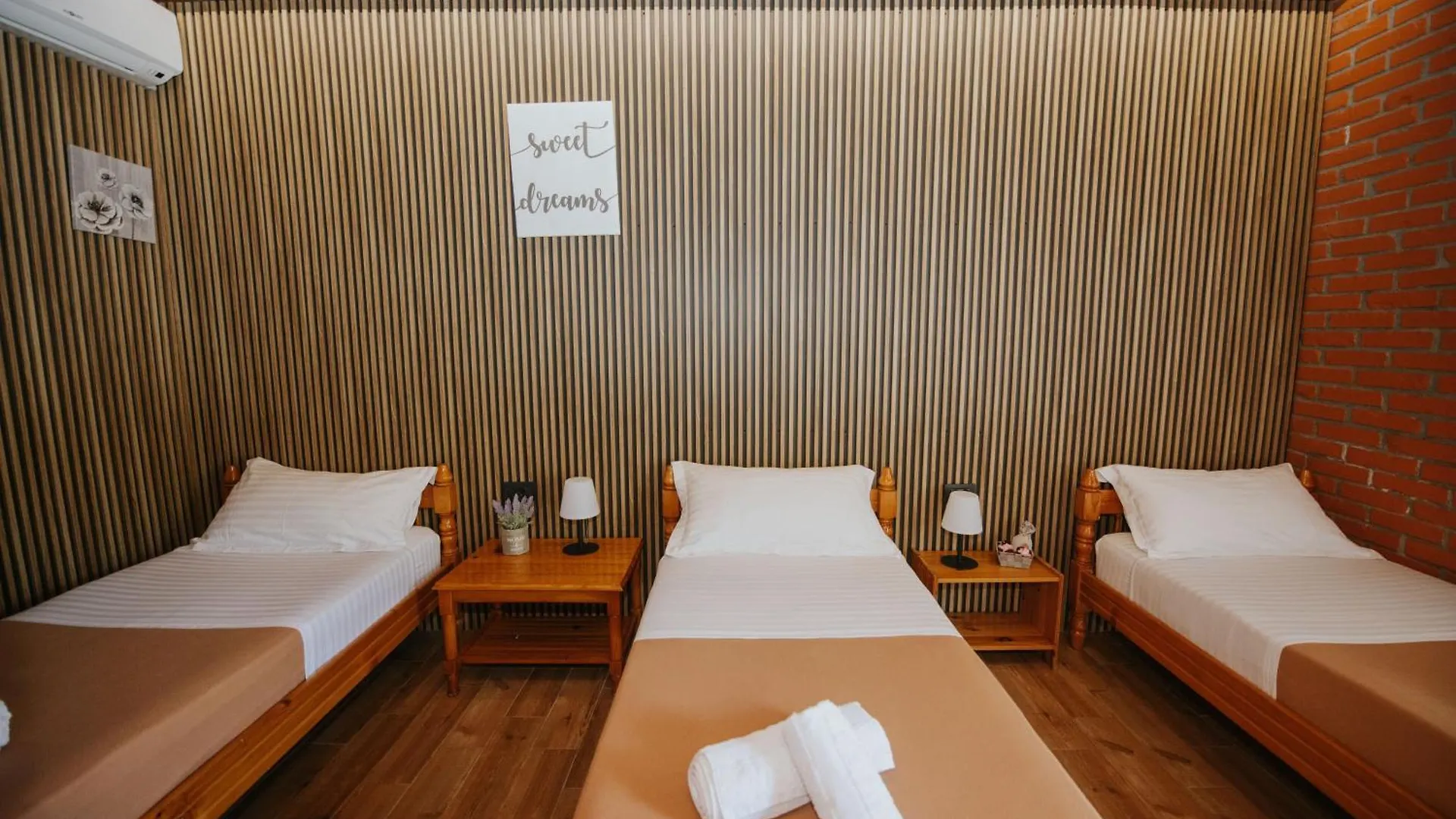 Borealis Guest House Koman