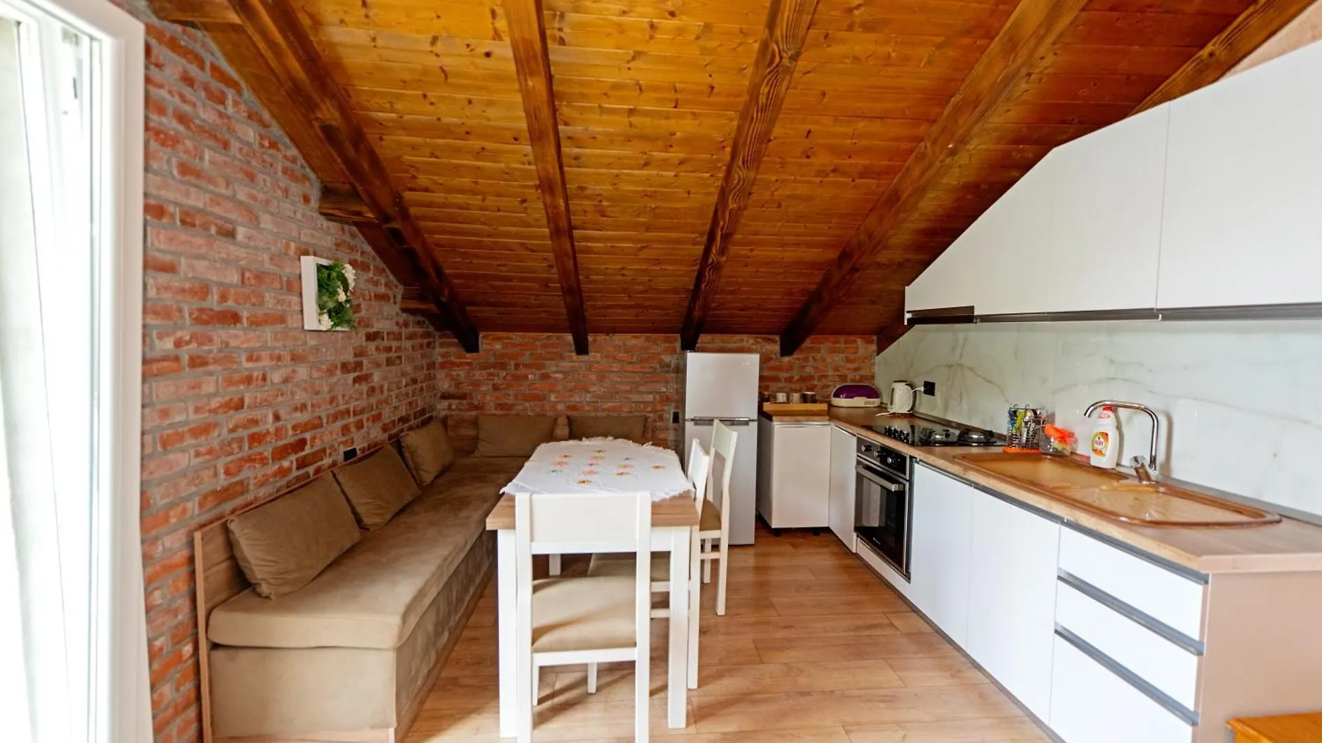 Borealis Guest House Koman