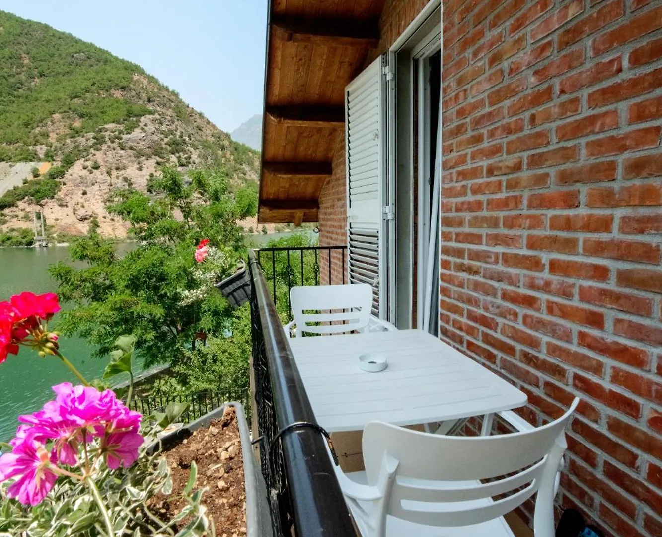 Borealis Guest House Koman Albania