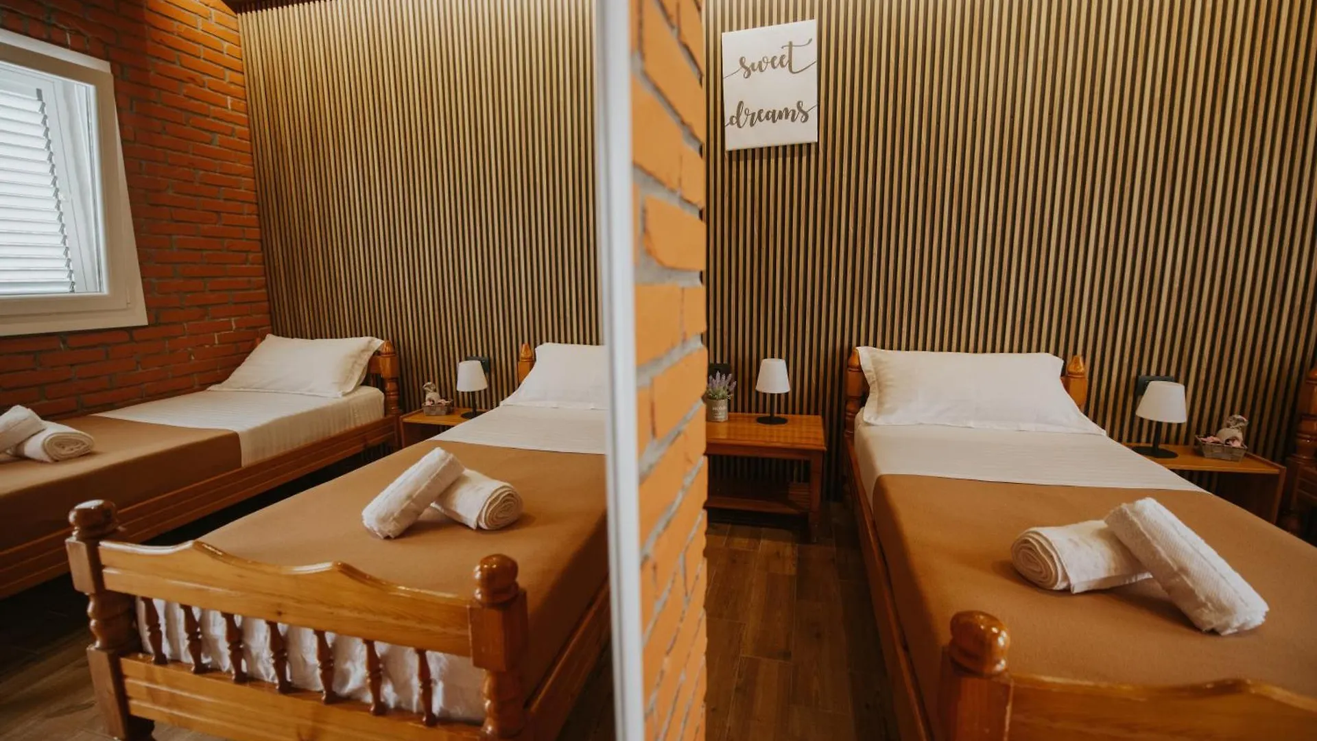 Borealis Guest House Koman