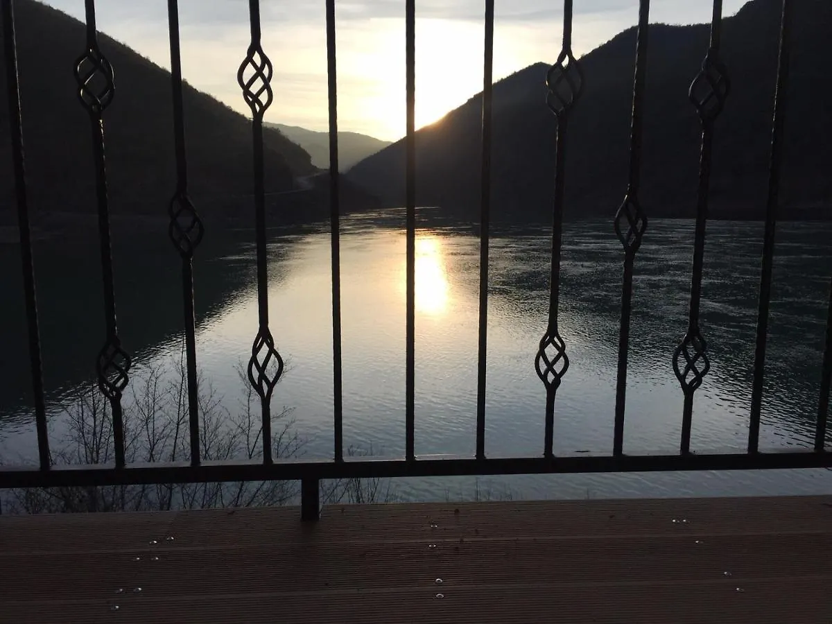 Borealis Guest House Koman